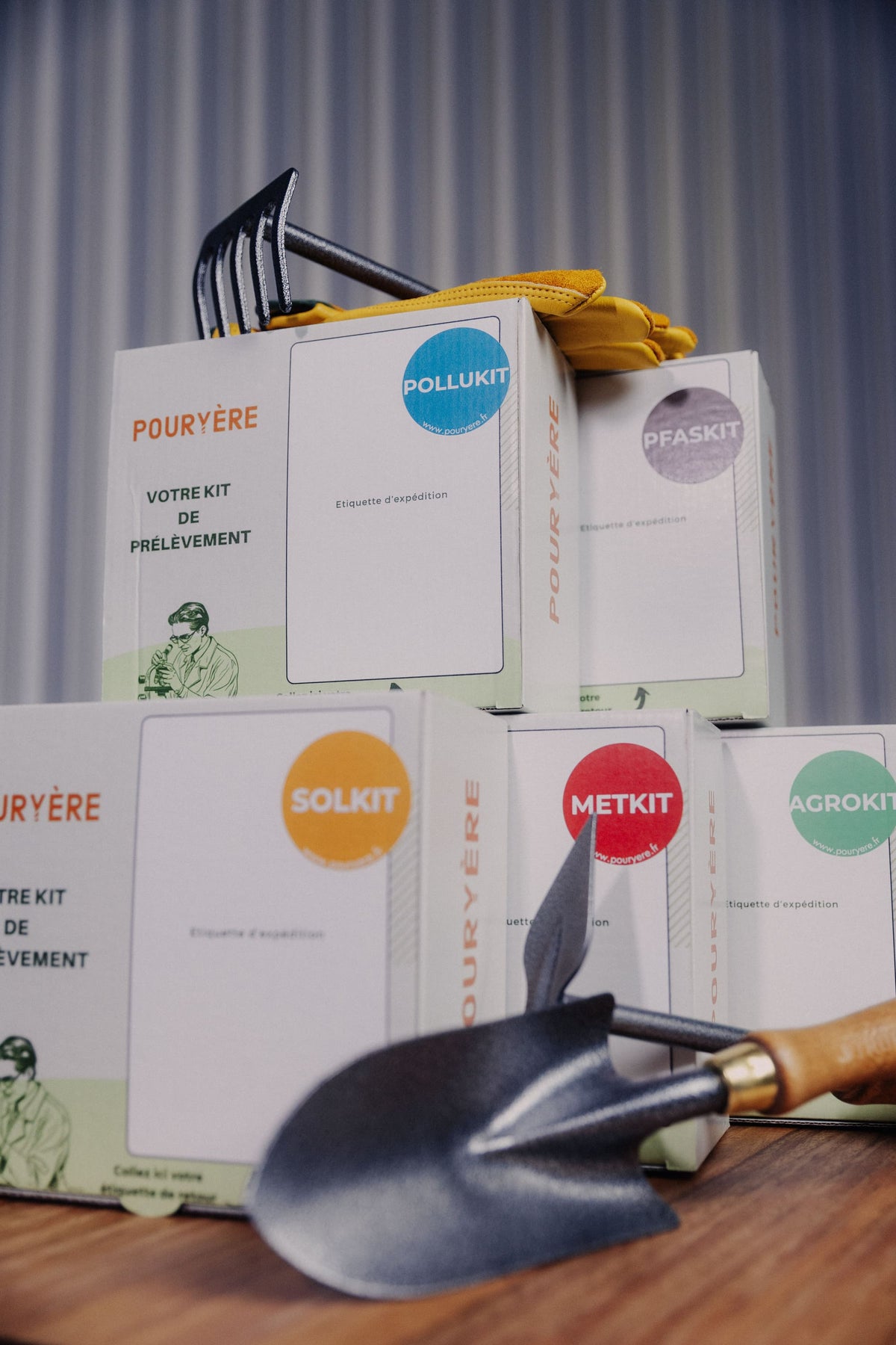 Comparatif des kits d'analyse de sol Pouryère : SOLKIT, METKIT, POLLUKIT, PFASKIT, PESTIKIT