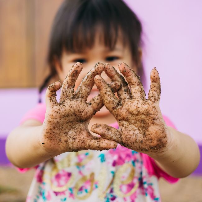 Mon enfant mange de la terre : Quels risques pour sa santé ?