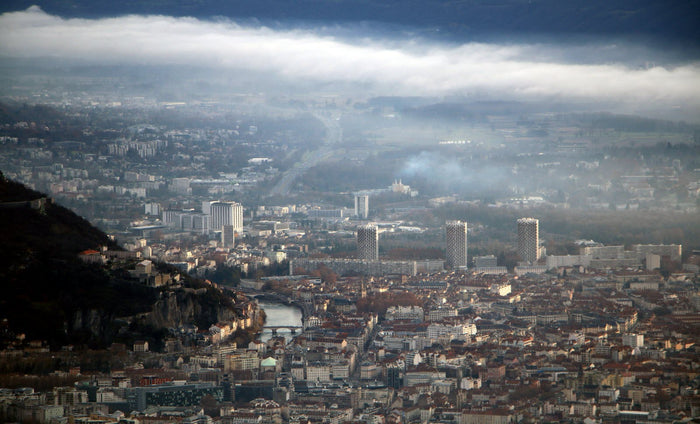 Vue de Grenoble et des massifs alpins, région Auvergne-Rhône-Alpes première région française pour les sites pollués