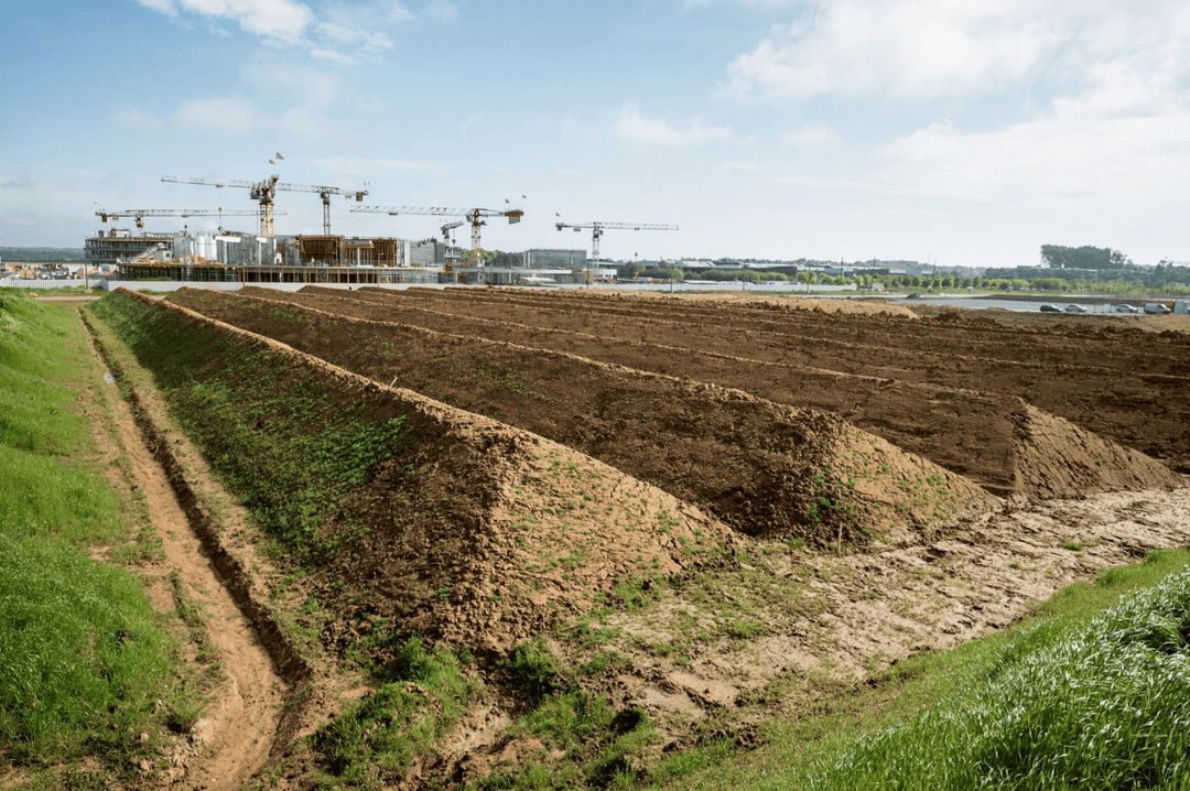 Terres excavées : les règles de stockage temporaire sur chantier avant analyse