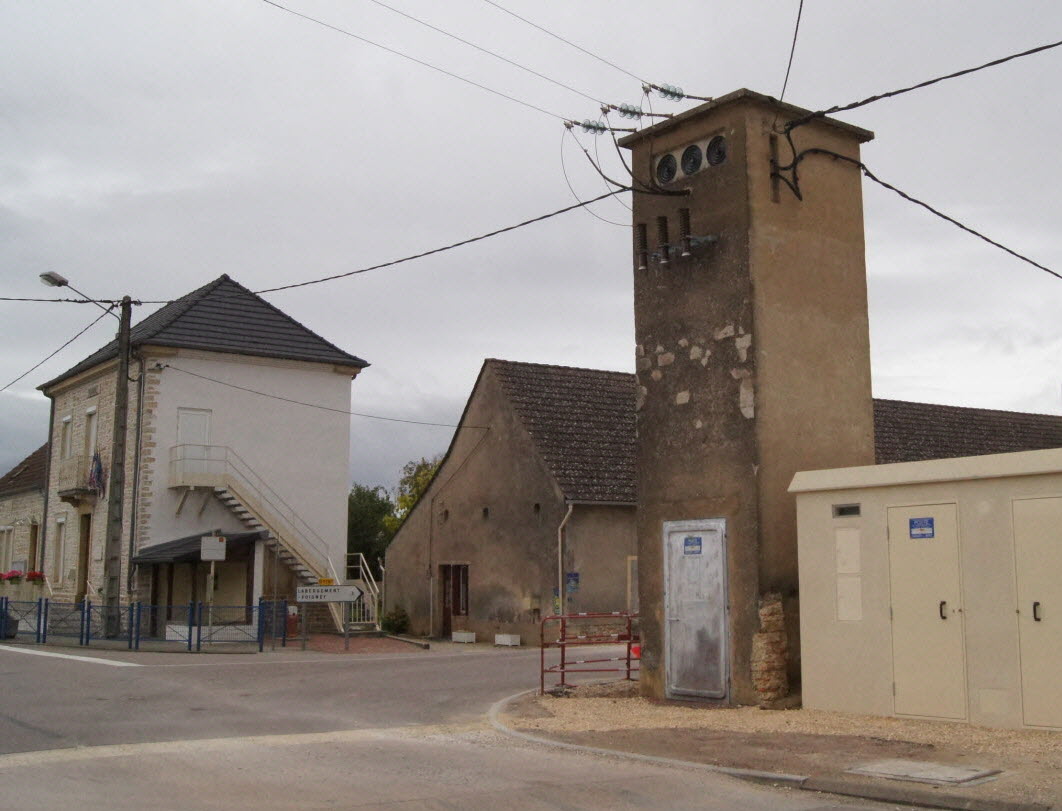 Ancien site industriel avec transformateurs électriques, source historique de PCB dans le sol