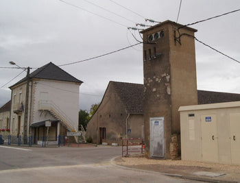Ancien site industriel avec transformateurs électriques, source historique de PCB dans le sol