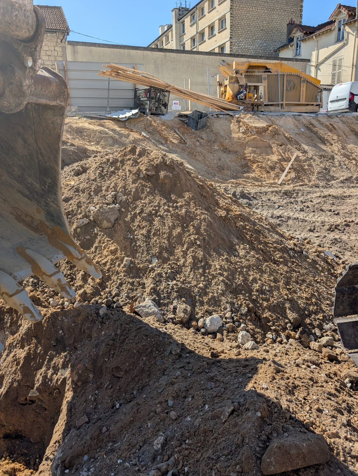 Chantier de terrassement avec terres excavées, analyse ISDIKIT pour conformité en 72h
