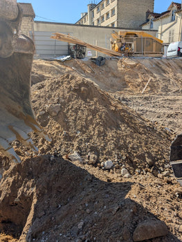 Chantier de terrassement avec terres excavées, analyse ISDIKIT pour conformité en 72h