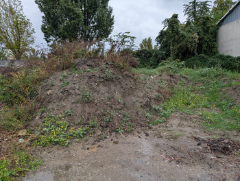 Tas de terre excavée chez un particulier, réutilisation possible au jardin après vérification